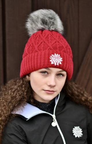 Czapka modna,syntetyczna wełna,
poliester,akryl,efektowna i ciepła.
wyglądać stylowo,nie zmarzniesz,
czapki z pomponem, 
z materiałów przypominających zwierzęce futro i wełnę .