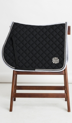 Szary Czaprak Crystal Design by Dalia
czaprak, odporny na brud
Innowacyjny kształt
profilowana linia grzbietu
 przepikowanie
 ozdobiony sznurem
tkanina pochłania wilgoć.
Podszyty tkaniną typu quick-dry
Mocowania typu D-ring