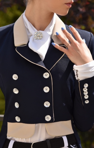 frak startowy,ujeżdzeniowy,skokowy
damski turniejowy,plastron,broszka z cyrkoni
elegancki, show Jacket
damski na zawody konne,jeździeckie 
z ozdobnym wykończeniem ,kołnierz, wypustki 
cyrkonie jak swarovski, koronka elastyczna