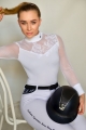 koszula-jeździecka-kimberly-biała-damska-długi-rękaw-z-koronką-na-zawody-design-by-dalia-lehmann.-siedzący-przod.JPG