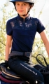 KOSZULA TRENINGOWA NAVY BLUE NADIA KIDS 
jeździecka
Koszula dziecięca  navy blue
Koszula do stajni 
Bluzka dziecięca  na zawody konne
Bluzka na treningi  jeździeckie 
 Bluzka z ozdobnym karczkiem ,show