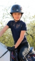 KOSZULA TRENINGOWA NAVY BLUE NADIA KIDS 
jeździecka
Koszula dziecięca  navy blue
Koszula do stajni 
Bluzka dziecięca  na zawody konne
Bluzka na treningi  jeździeckie 
 Bluzka z ozdobnym karczkiem ,show