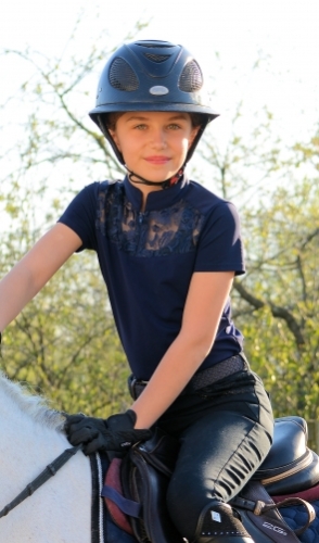 KOSZULA TRENINGOWA NAVY BLUE NADIA KIDS 
jeździecka
Koszula dziecięca  navy blue
Koszula do stajni 
Bluzka dziecięca  na zawody konne
Bluzka na treningi  jeździeckie 
 Bluzka z ozdobnym karczkiem ,show