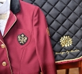 Czano-burgundowy Czaprak Harper Design By Dalia  
odporny na brud, Innowacyjny kształt, profilowana linia grzbietu, przepikowanie, ozdobiony sznurem, tkanina pochłania wilgoć, podszyty tkaniną typu quick-dry, mocowania typu D-ring