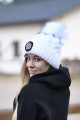 Czapka modna,wełniana,poliester,akryl,efektowna i ciepła.
wyglądać stylowo,nie zmarzniesz,czapki z pomponem, z materiałów przypominających zwierzęce futro i wełnę .