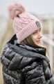 Czapka modna,wełniana,
poliester,akryl,efektowna i ciepła.
wyglądać stylowo,nie zmarzniesz,
czapki z pomponem, 
z materiałów przypominających zwierzęce futro i wełnę .
