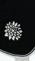 Czarna Derka Crystal Design By Dalia
 Derka , odporna na brud, polar,  komfortowa dla konia, nie obciera, hafty, ozdobiony sznurem, nieprzemakalna, podszyty tkaniną typu quick-dry, zapięcie z przdu