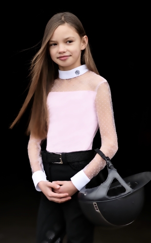 koszula, shirt, startowa, dziecięca, turniejowa, elegancka, show
zawody, konne, jeździeckie, white, pink, navy blue
Bluzka ze białą stójką ozdobną, łezka, siateczka
z białymi mankietami ozdobnymi, subtelna, kids