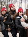 Czapka modna,syntetyczna wełna,
poliester,akryl,efektowna i ciepła.
wyglądać stylowo,nie zmarzniesz,
czapki z pomponem, 
z materiałów przypominających zwierzęce futro i wełnę .