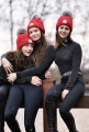 Czapka modna,syntetyczna wełna,
poliester,akryl,efektowna i ciepła.
wyglądać stylowo,nie zmarzniesz,
czapki z pomponem, 
z materiałów przypominających zwierzęce futro i wełnę .