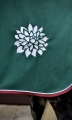 Zielona Derka Polarowa Design By Dalia
 Derka , odporna na brud, polar,  komfortowa dla konia, nie obciera, hafty, ozdobiony sznurem, nieprzemakalna, podszyty tkaniną typu quick-dry, zapięcie z przdu