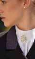 Plastron daje 
 komfort podczas jazdy konnej,
piękny połysk oraz lekko i zwiewnie się układa 
dopełniony szczegół to broszka z cyrkonii jak Swarovski