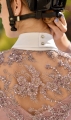 Plastron daje 
 komfort podczas jazdy konnej,
piękny połysk oraz lekko i zwiewnie się układa 
dopełniony szczegół to broszka z cyrkonii jak Swarovski