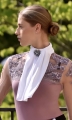 Plastron daje 
 komfort podczas jazdy konnej,
idealnie wkomponuje się w całą stylizację
piękny połysk oraz lekko i zwiewnie się układa 
dopełniony szczegół to broszka z cyrkonii jak Swarovski