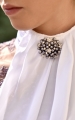 Plastron daje 
 komfort podczas jazdy konnej,
idealnie wkomponuje się w całą stylizację
piękny połysk oraz lekko i zwiewnie się układa 
dopełniony szczegół to broszka z cyrkonii jak Swarovski