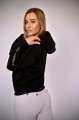 bluza czarna, miękka tkanina z polarem w środku, logo z przodu, do stajni, na treningi, na co dzień ,  styl casualowy, do jazdy konnej, z kapturem.