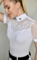 Koszula-konkursowa-startowa-damska-biala-turniejowa-elegancka-na-zawody-konne-jeździeckie-siateczka-elastyczna-design-by-dalia-Kimberly-z-krotkim-rekawem-profesjonalna-odziez-jezdziecka.jpeg
