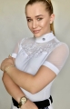 Koszula-konkursowa-startowa-damska-biala-turniejowa-elegancka-na-zawody-konne-jeździeckie-siateczka-elastyczna-design-by-dalia-Kimberly-z-krotkim-rekawem-trendy-2024.jpeg