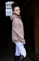 bluza-jezdziecka-design-by-dalia-milutka-w-dotyku-bezowa-damska-swiecące-logo-trendy-2024-bok.jpeg